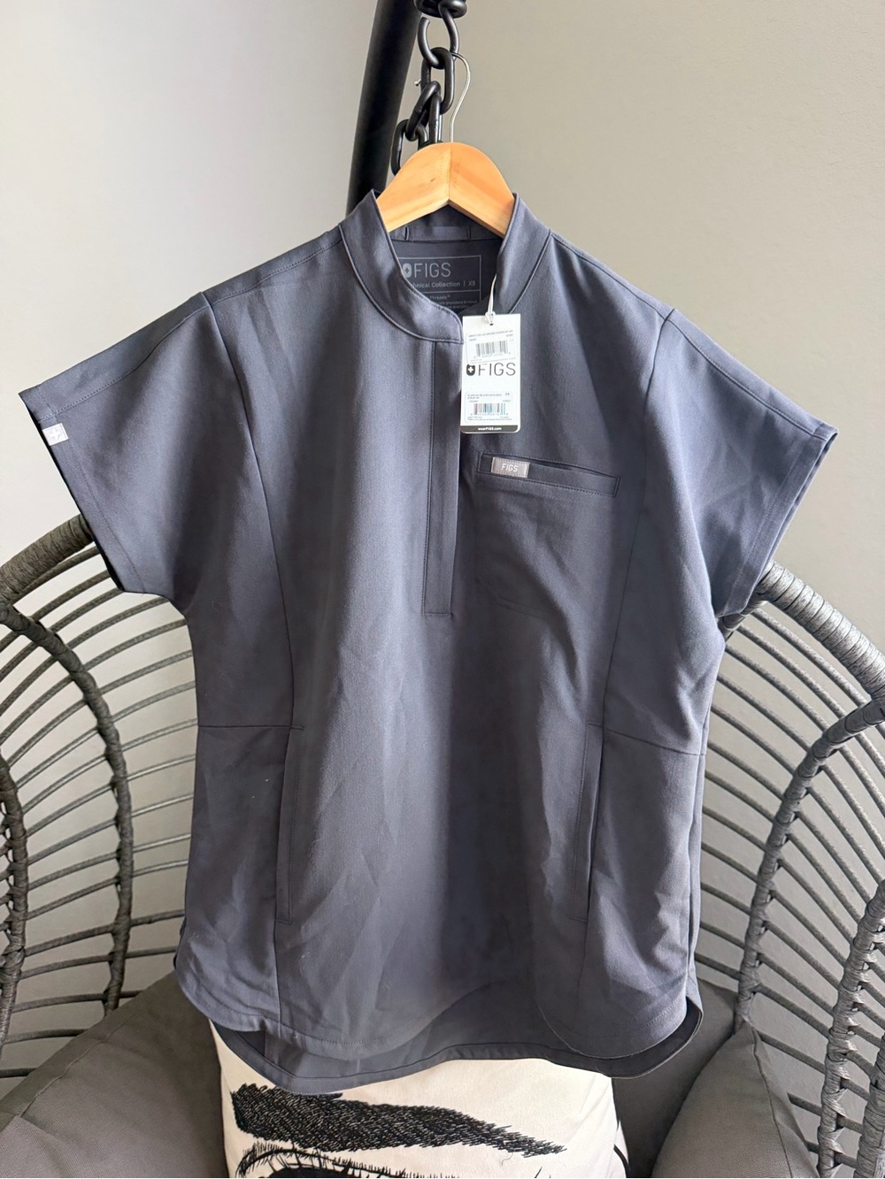 Figs Women’s Short-Sleeve Top in Charcoal